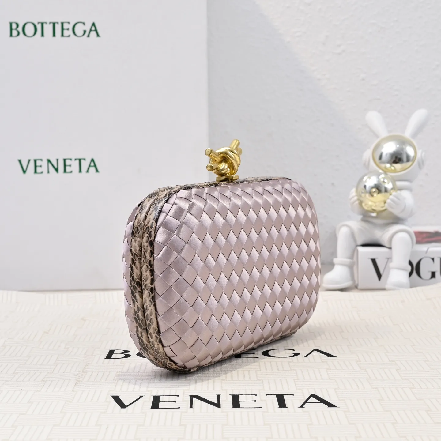 Batch 1460 #BV Knot woven evening bag series ~ Each bag reveals exquisite elegance💫Iconic classic silk weaving➕snake skin trimming with knot buckle, soft and delicate feel. The design is small and exquisite, low-key without logo, elegant and elegant. Paired with evening dress or cheongsam, it has the atmosphere of a famous and wealthy lady. Full of aura and invincible texture💃 Model: 7622 Dimensions: 20x12x5.5